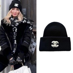 CHANEL Black Beanie Hat with CC white
Logo incl original box